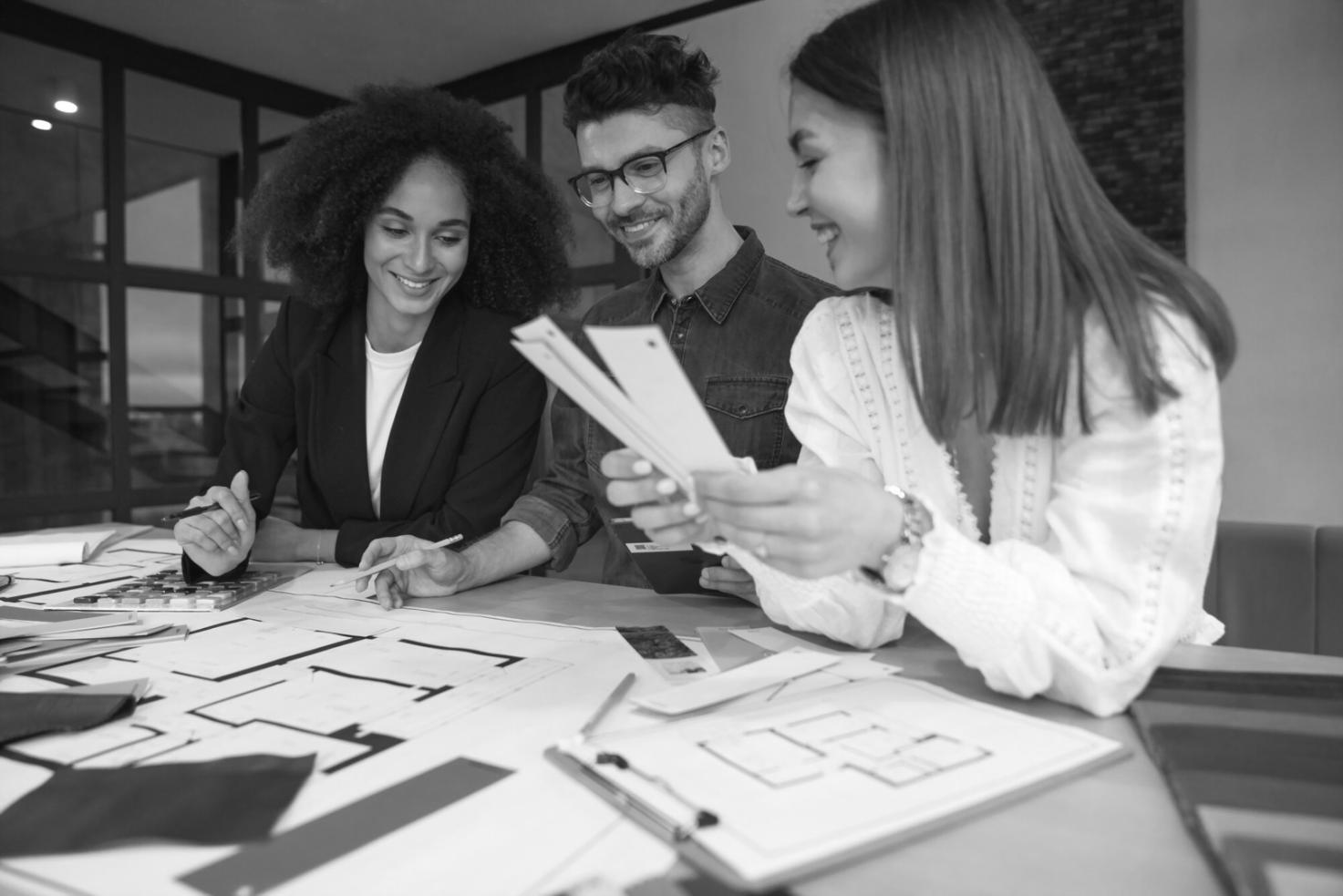 Современный офис с финансовыми графиками и диаграммами